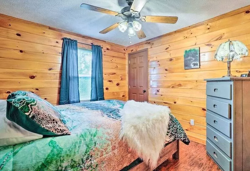 Charming Jamestown Cabin W/ Large Backyard!