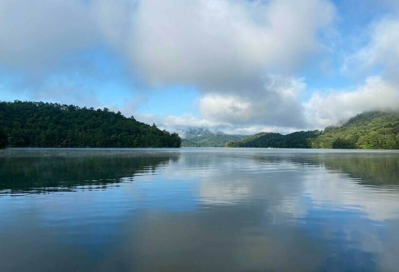 Cozy Lake Santeetlah Cottage With Dock & 3 Kayaks!