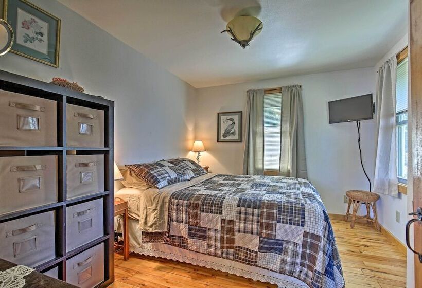 Cozy Lakefront Cabin W/ Indoor Gas Fireplace!