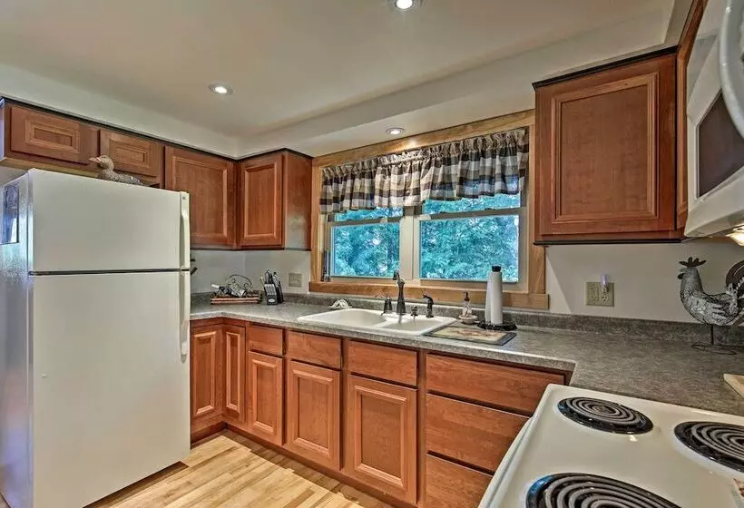 Cozy Lakefront Cabin W/ Indoor Gas Fireplace!