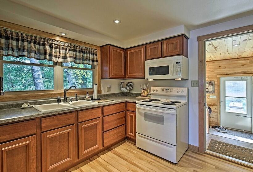 Cozy Lakefront Cabin W/ Indoor Gas Fireplace!