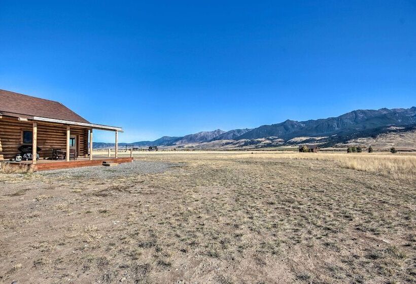 Stunning Mountain Views: Livingston Cabin W/ Deck!