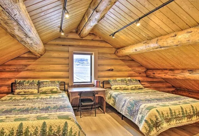 Stunning Mountain Views: Livingston Cabin W/ Deck!