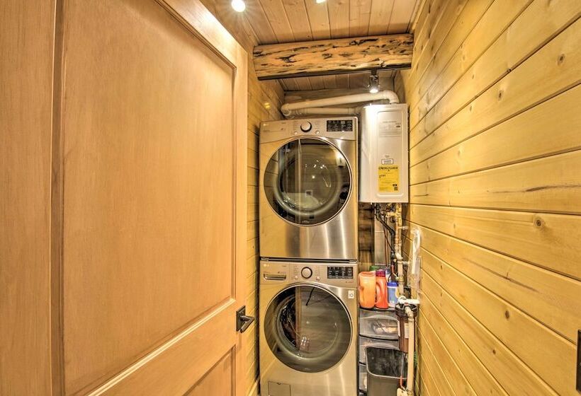 Stunning Mountain Views: Livingston Cabin W/ Deck!