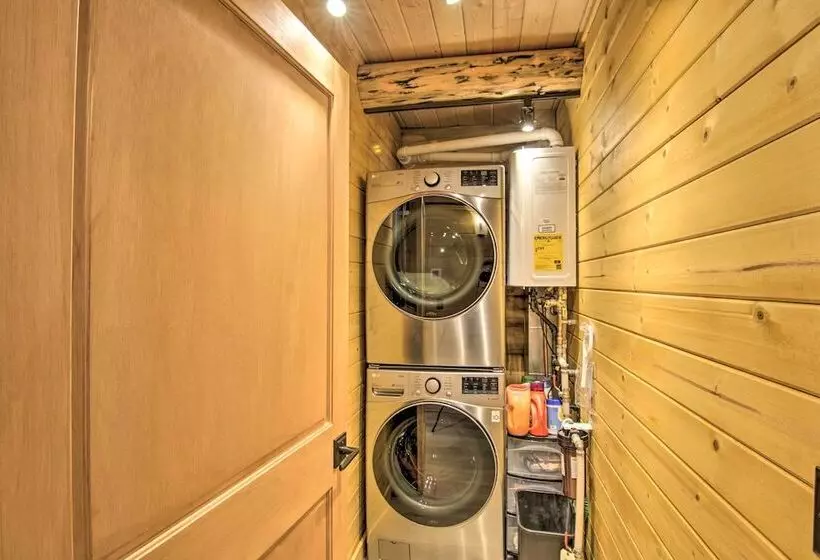 Stunning Mountain Views: Livingston Cabin W/ Deck!