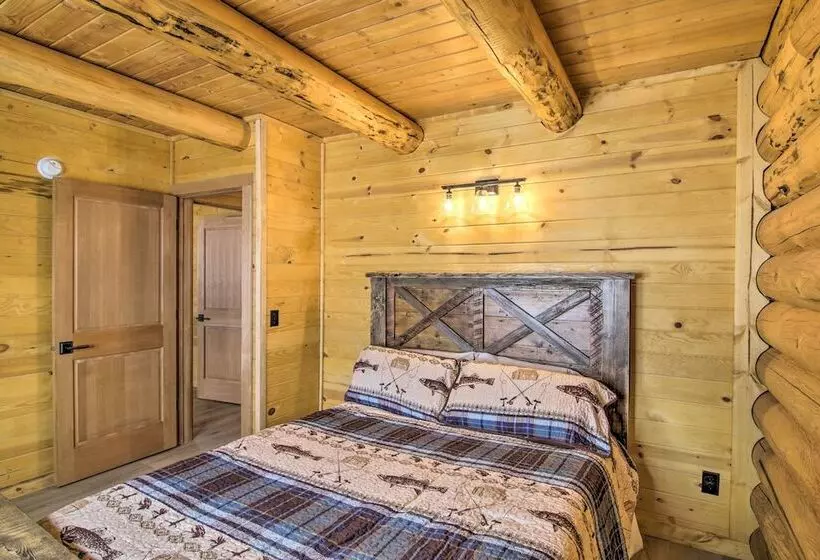 Stunning Mountain Views: Livingston Cabin W/ Deck!