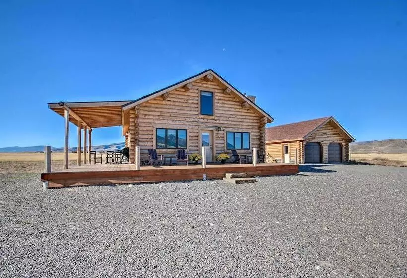 Stunning Mountain Views: Livingston Cabin W/ Deck!