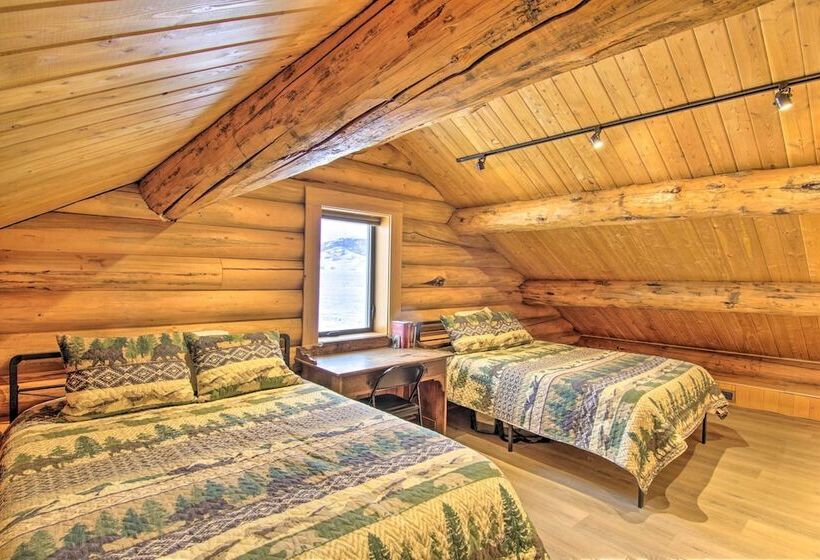 Stunning Mountain Views: Livingston Cabin W/ Deck!