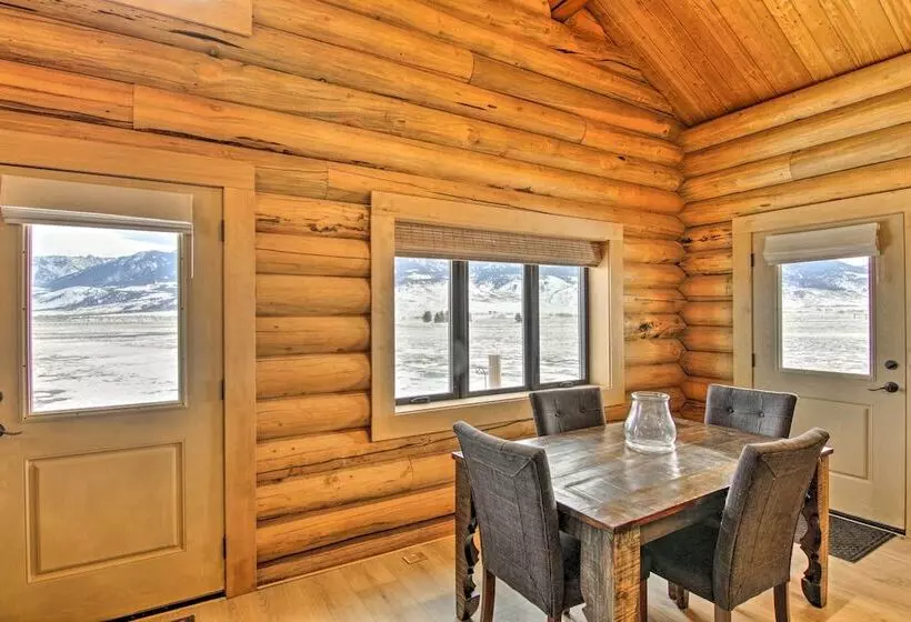 Stunning Mountain Views: Livingston Cabin W/ Deck!