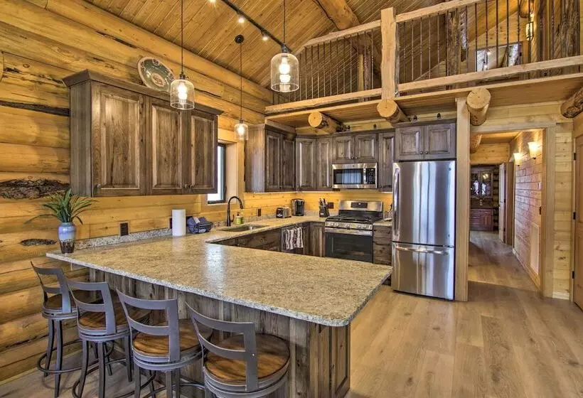 Stunning Mountain Views: Livingston Cabin W/ Deck!