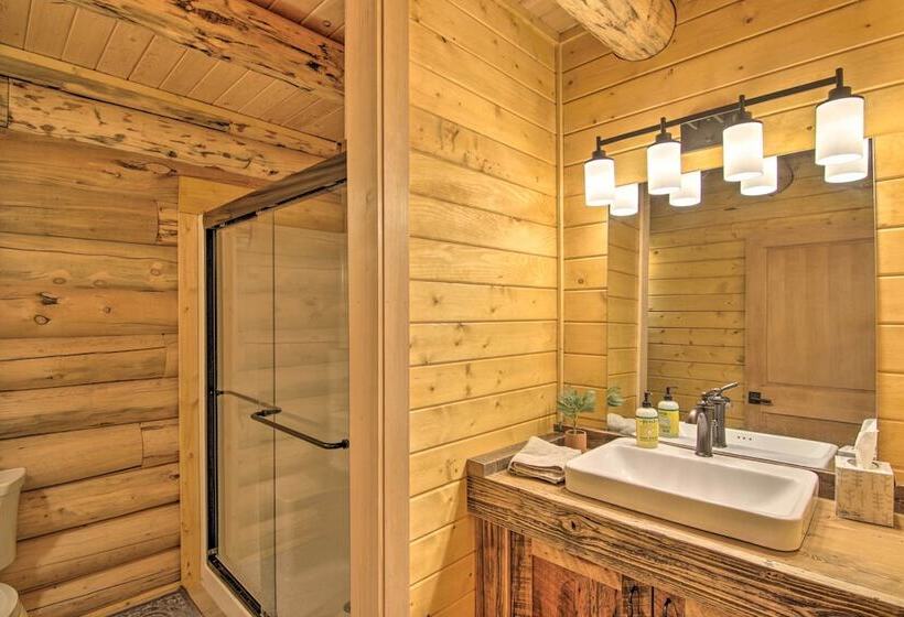 Stunning Mountain Views: Livingston Cabin W/ Deck!