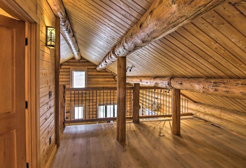 Stunning Mountain Views: Livingston Cabin W/ Deck!