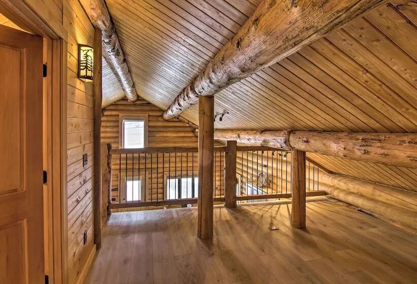 Stunning Mountain Views: Livingston Cabin W/ Deck!