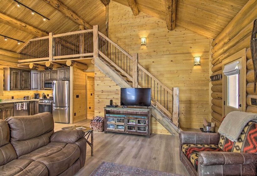 Stunning Mountain Views: Livingston Cabin W/ Deck!