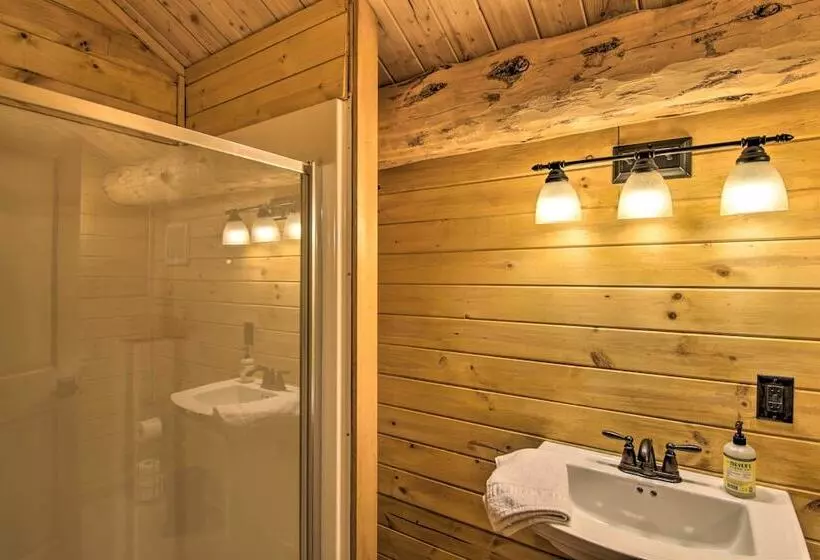 Stunning Mountain Views: Livingston Cabin W/ Deck!