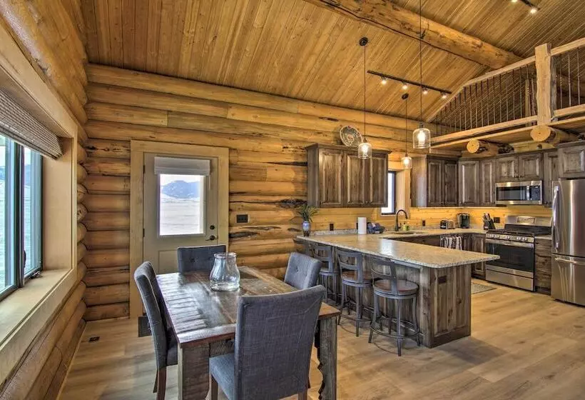 Stunning Mountain Views: Livingston Cabin W/ Deck!