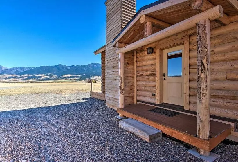 Stunning Mountain Views: Livingston Cabin W/ Deck!