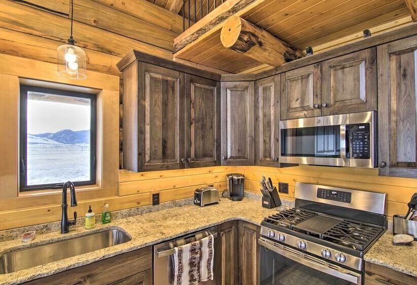 Stunning Mountain Views: Livingston Cabin W/ Deck!