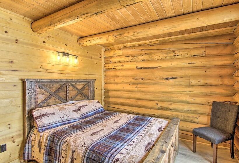 Stunning Mountain Views: Livingston Cabin W/ Deck!