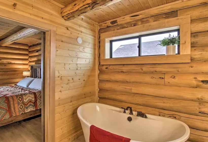 Stunning Mountain Views: Livingston Cabin W/ Deck!