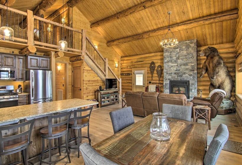 Stunning Mountain Views: Livingston Cabin W/ Deck!