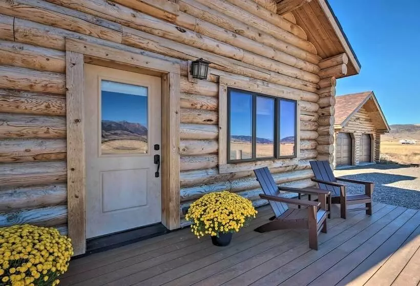 Stunning Mountain Views: Livingston Cabin W/ Deck!