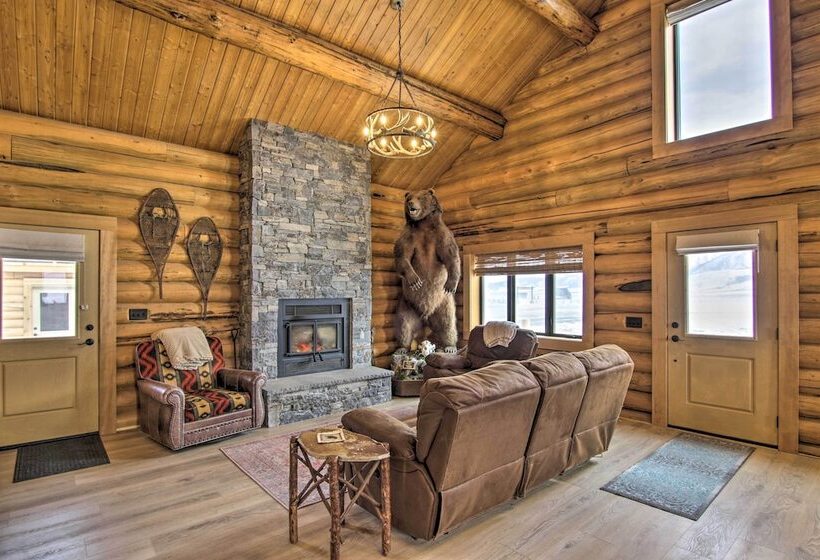 Stunning Mountain Views: Livingston Cabin W/ Deck!