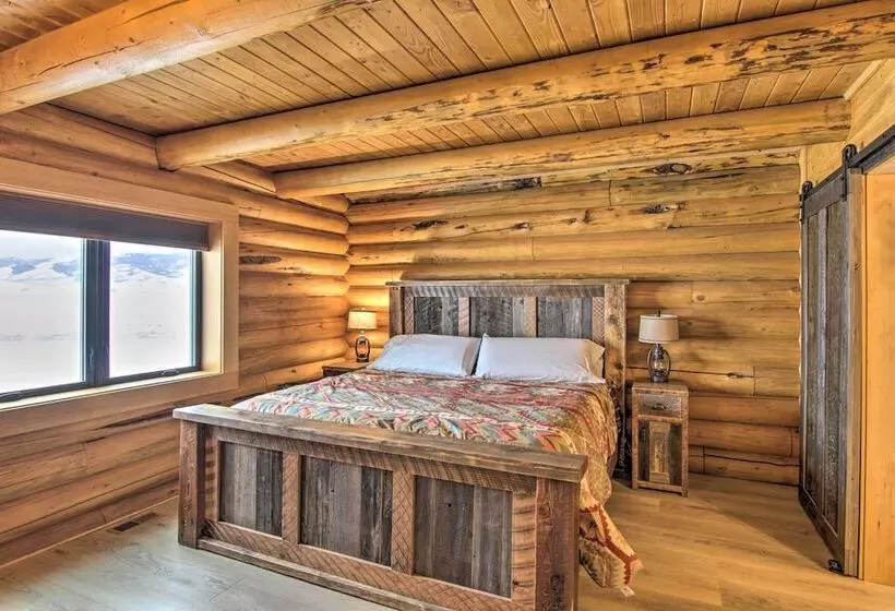 Stunning Mountain Views: Livingston Cabin W/ Deck!