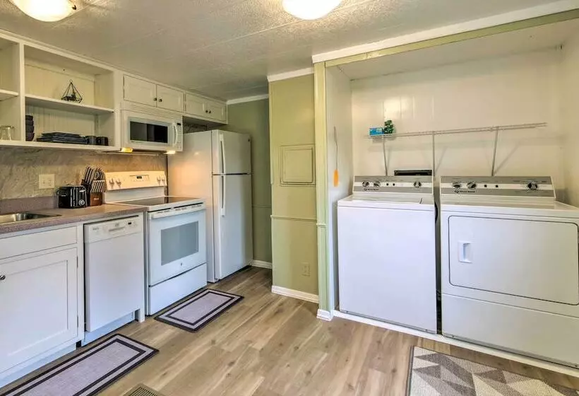 Cozy Sherrodsville Home: Walk To Lake Atwood!