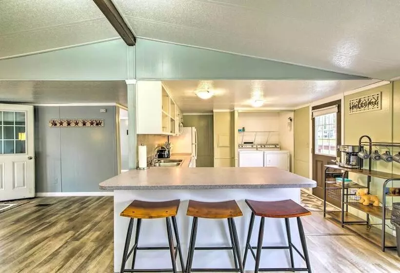 Cozy Sherrodsville Home: Walk To Lake Atwood!