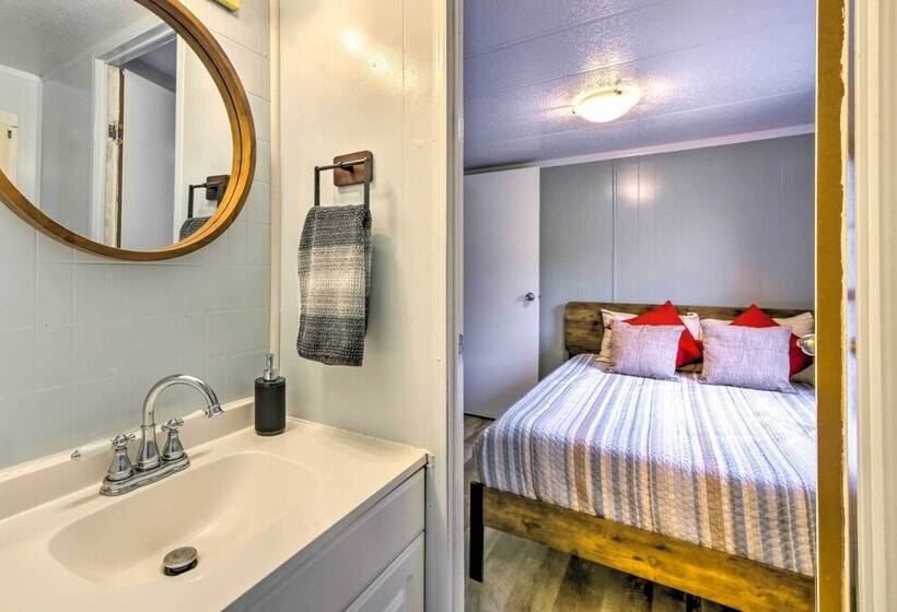 Cozy Sherrodsville Home: Walk To Lake Atwood!