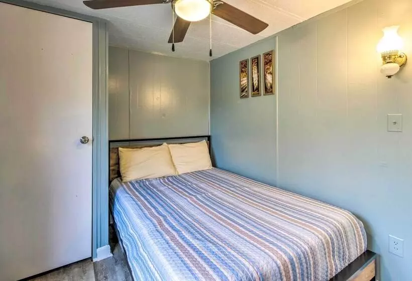 Cozy Sherrodsville Home: Walk To Lake Atwood!