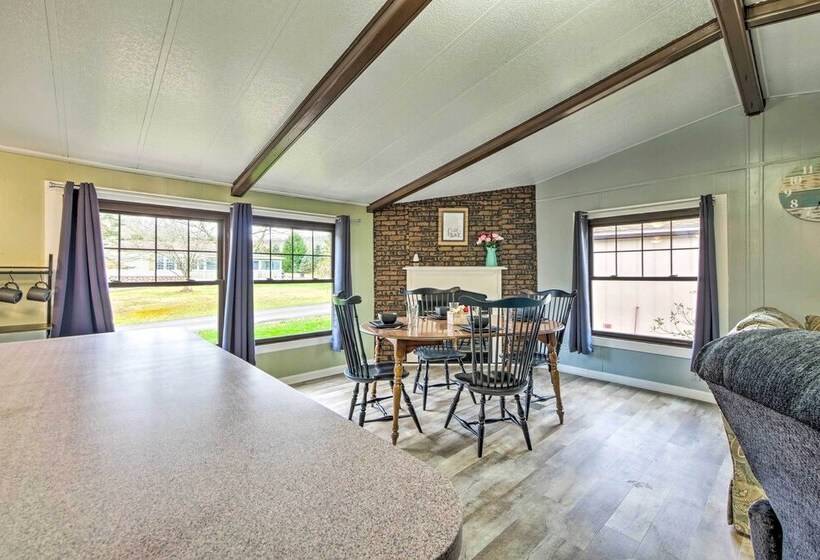 Cozy Sherrodsville Home: Walk To Lake Atwood!