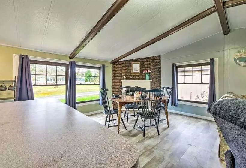 Cozy Sherrodsville Home: Walk To Lake Atwood!