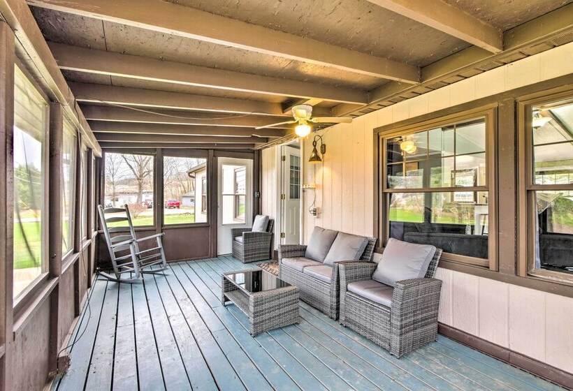 Cozy Sherrodsville Home: Walk To Lake Atwood!