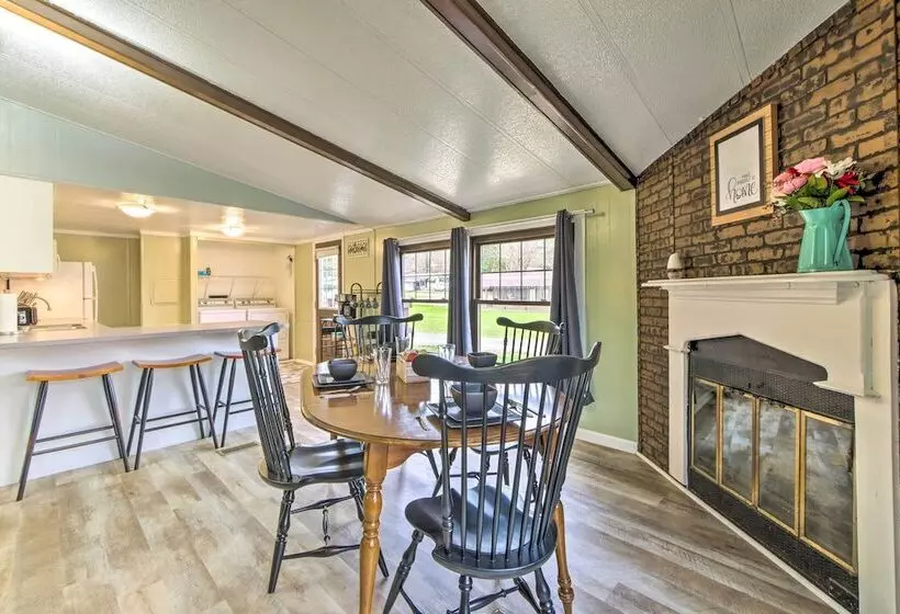 Cozy Sherrodsville Home: Walk To Lake Atwood!