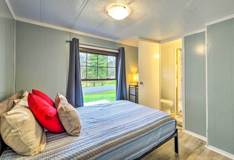 Cozy Sherrodsville Home: Walk To Lake Atwood!