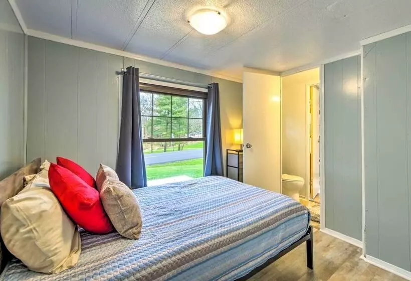 Cozy Sherrodsville Home: Walk To Lake Atwood!