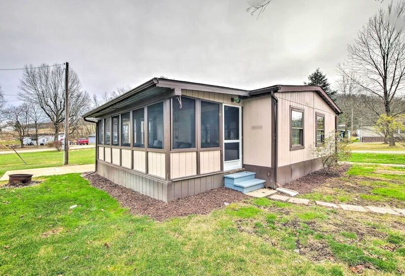 Cozy Sherrodsville Home: Walk To Lake Atwood!