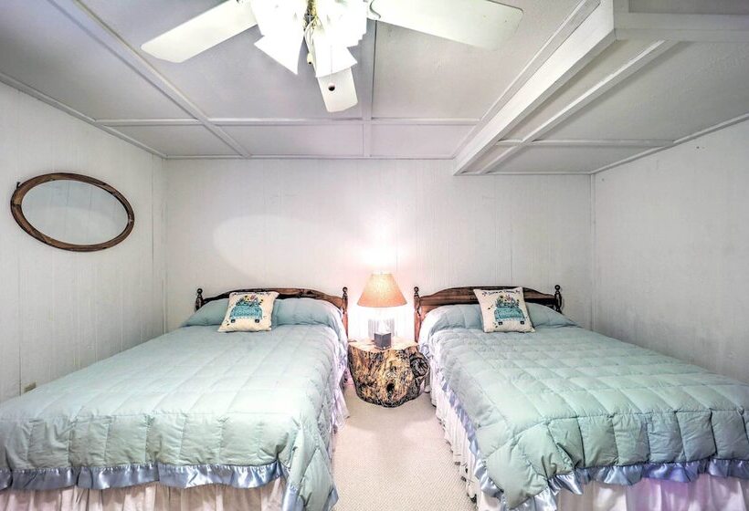 Near Beech Mountain: Crimson Cabin W/ Views