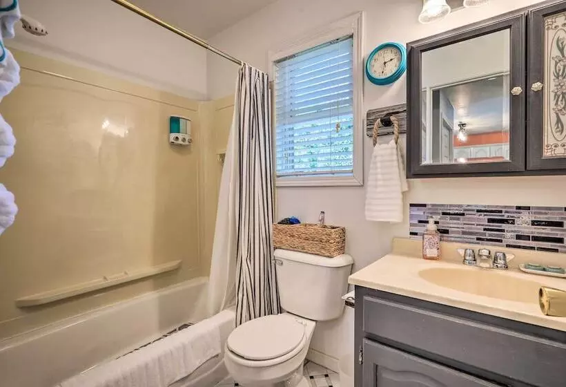 Darling Cottage ~ 1 Mi To Lake Erie Beach!