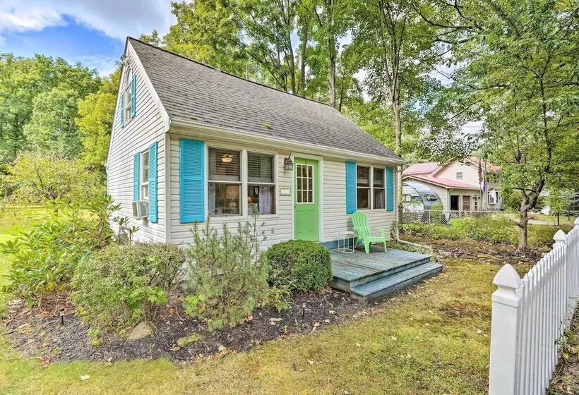 Darling Cottage ~ 1 Mi To Lake Erie Beach!