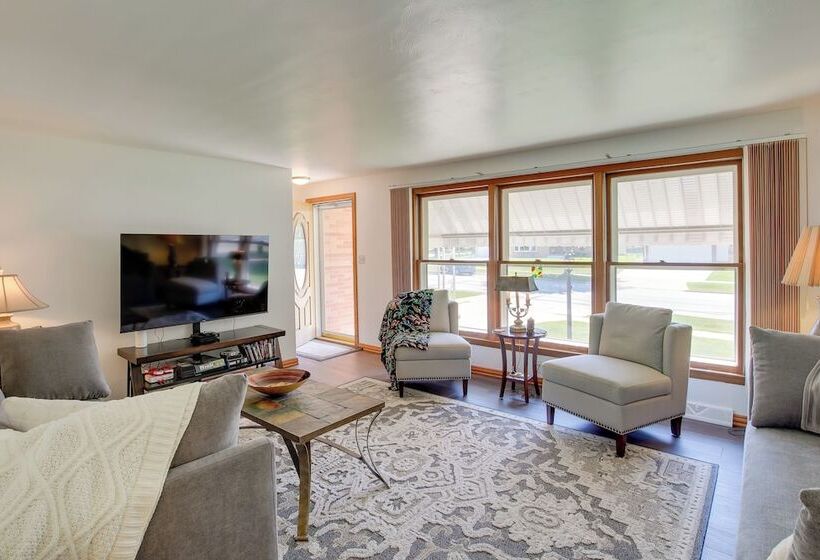 Walk To Lambeau Field: Green Bay Retreat