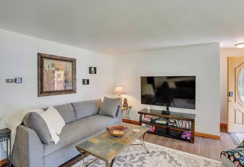 Walk To Lambeau Field: Green Bay Retreat