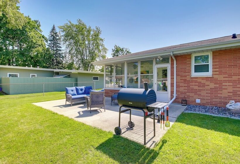 Walk To Lambeau Field: Green Bay Retreat