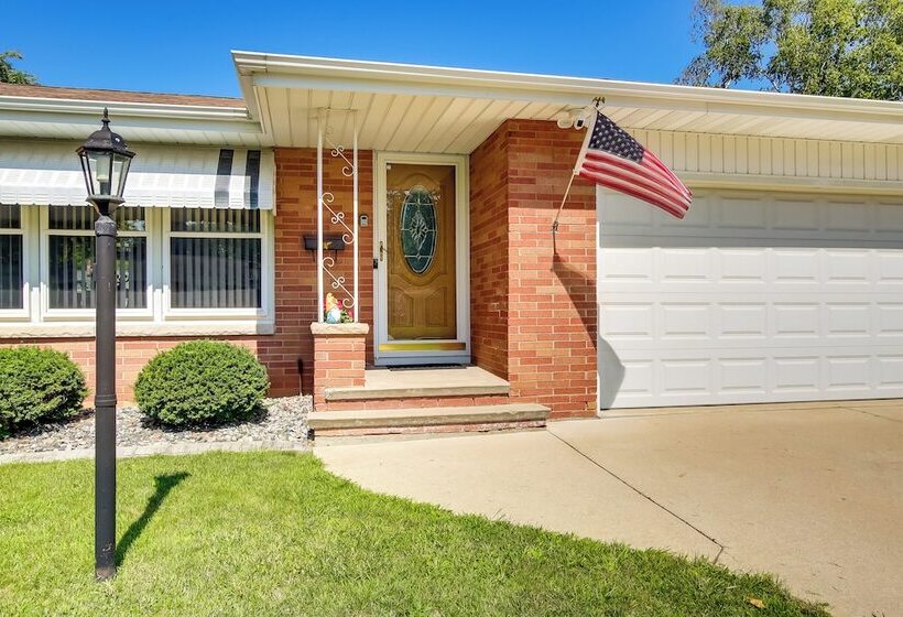 Walk To Lambeau Field: Green Bay Retreat