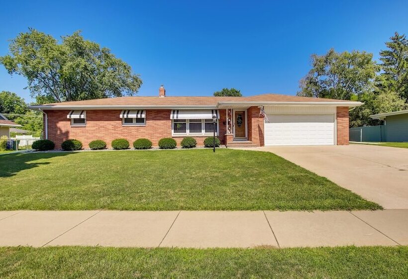 Walk To Lambeau Field: Green Bay Retreat