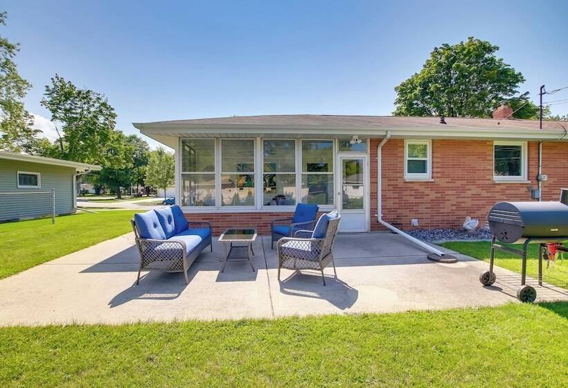 Walk To Lambeau Field: Green Bay Retreat