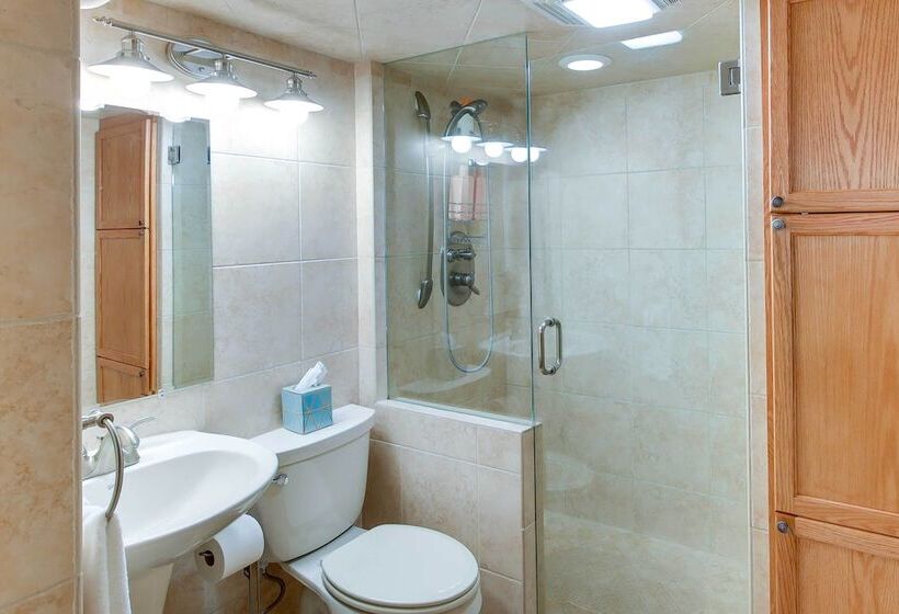 Walk To Lambeau Field: Green Bay Retreat