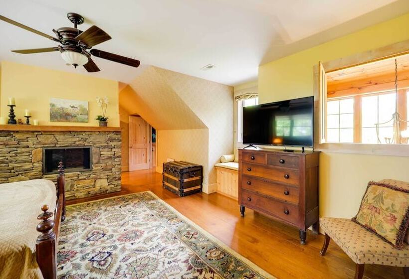 Hilltop Hideaway Cabin W/ Porch + Fire Pit!